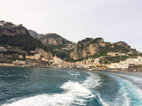 Partindo de Amalfi de barco.